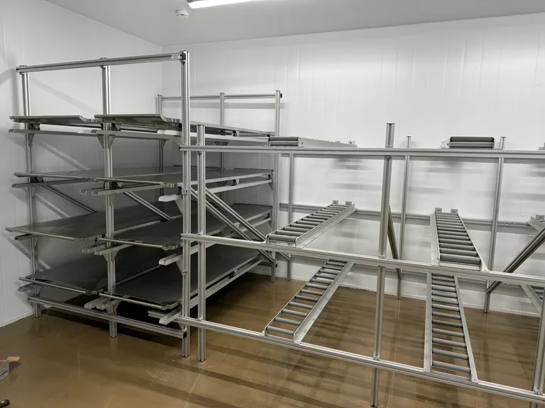 REOL FOR KISTE/BÅREBRIKKE