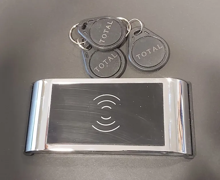 Elektronisk lås og chip til beholderskap
