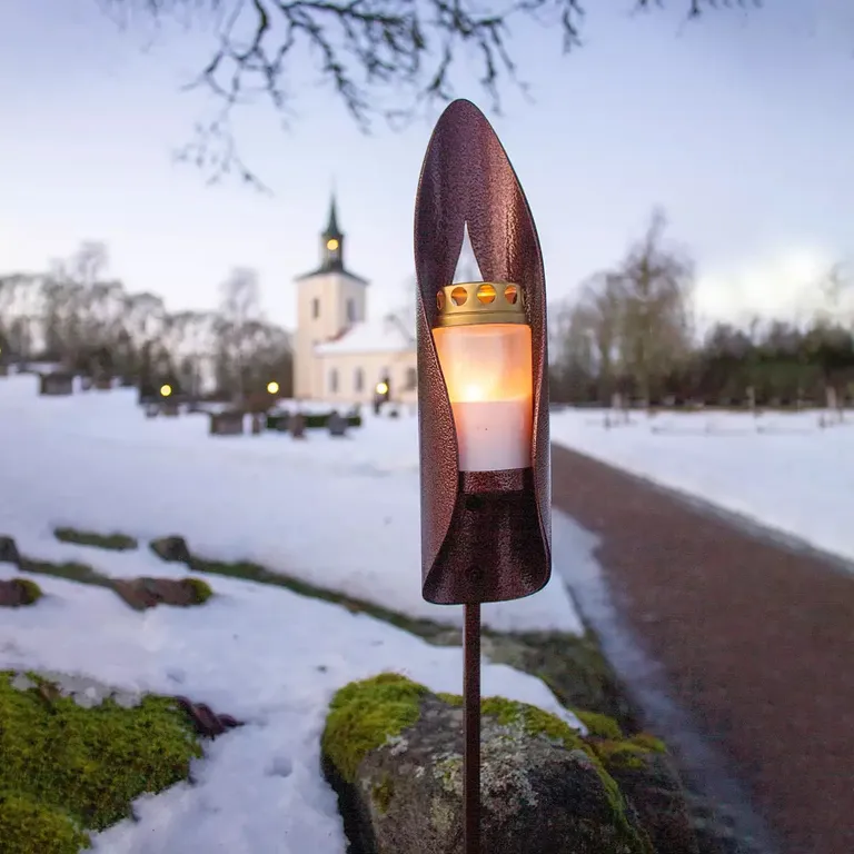 Gravlysholder "Omfamna". Lakkert, sort eller kobber.