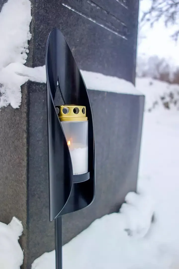 Gravlysholder "Omfamna". Lakkert, sort eller kobber.