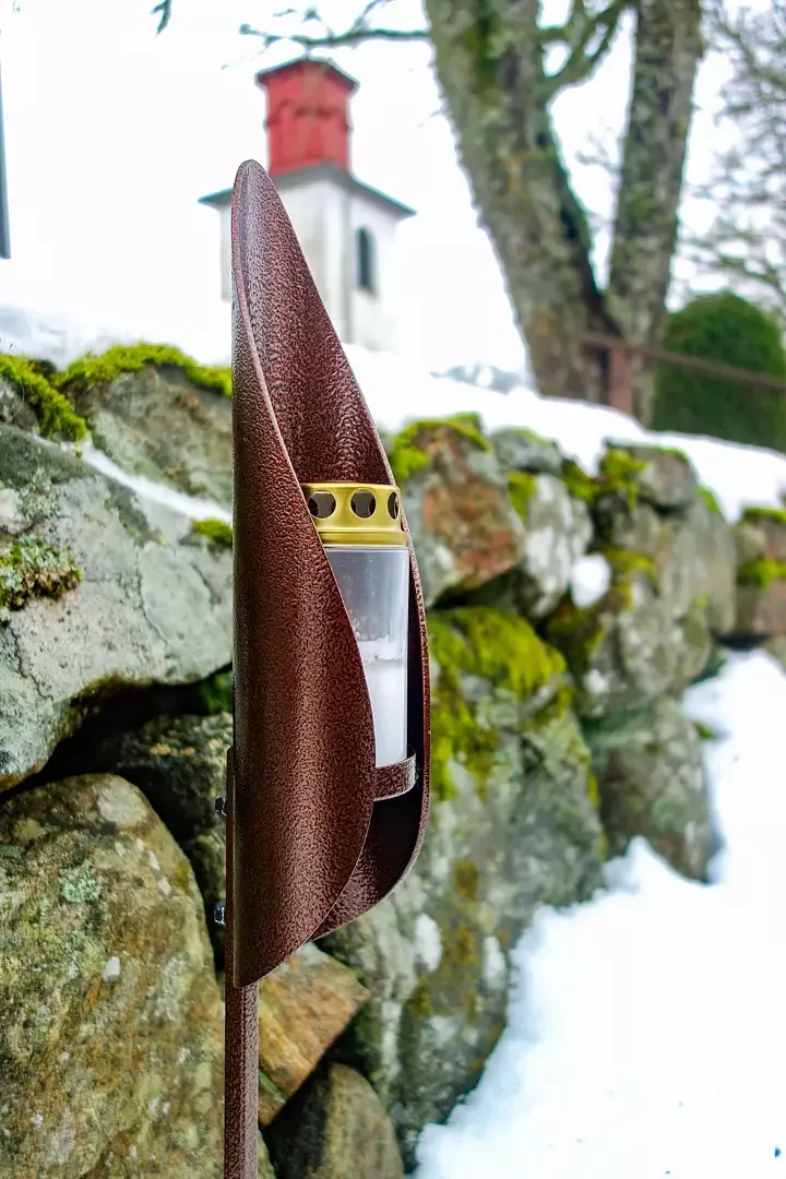 Gravlysholder "Omfamna". Lakkert, sort eller kobber.