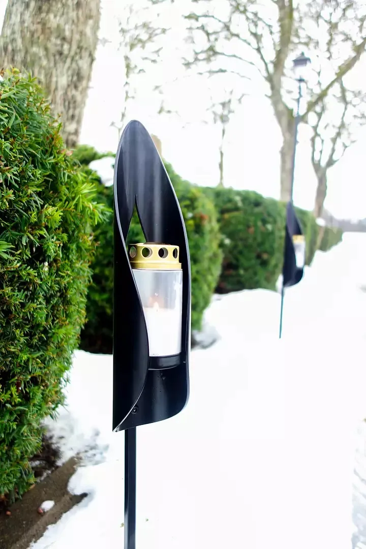 Gravlysholder "Omfamna". Lakkert, sort eller kobber.