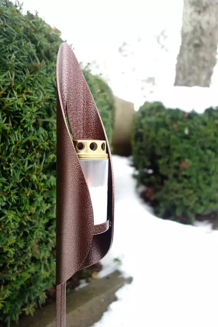 Gravlysholder "Omfamna". Lakkert, sort eller kobber.