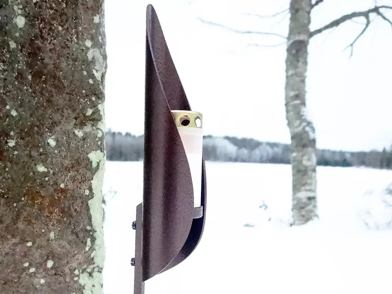 Gravlysholder "Omfamna". Lakkert, sort eller kobber.