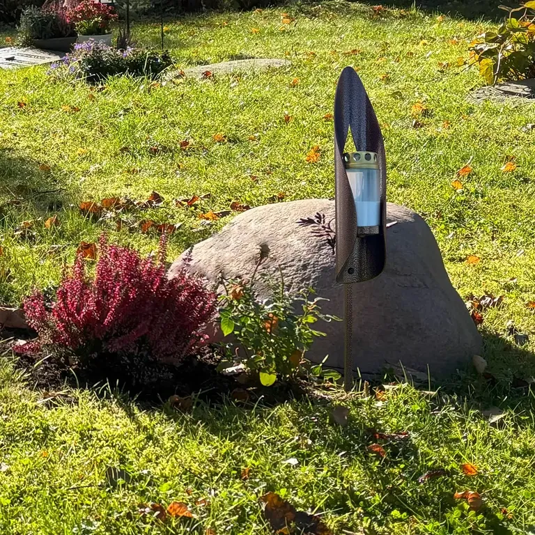 Gravlysholder "Omfamna". Lakkert, sort eller kobber.