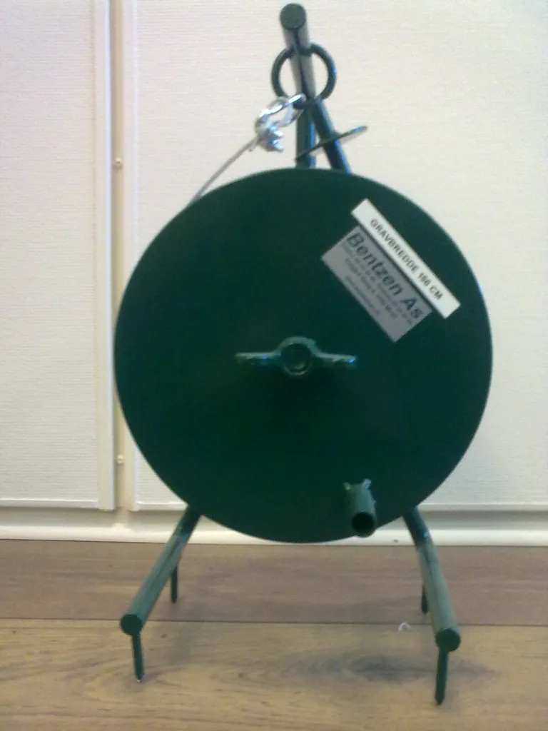 MÅLEWIRE PÅ STÅLSNELLE TIL KISTEGRAV. GRAVBREDDE 150CM